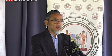 GBB minister Stanley Soeropawiro voor aanvang van RvM