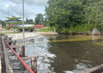 Screenshot 2025 12 28 193044 Er is duizenden liters gebruikte olie in de Surinamerivier terechtgekomen door een vernielde afsluiter bij White Beach. Lees verder voor alle details en updates.