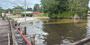 Screenshot 2025 12 28 193044 Er is duizenden liters gebruikte olie in de Surinamerivier terechtgekomen door een vernielde afsluiter bij White Beach. Lees verder voor alle details en updates.