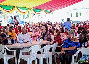 Seniore burgers hebben aangename kerstviering bij presidentieel paleis 8 1536x1022 1 Meer dan 500 senioren vierden kerst met president Simons, vol muziek, warmte en hoop. Ontdek haar inspirerende boodschap voor een verbonden Suriname in het volledige