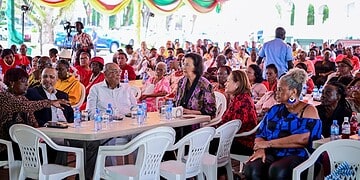 Seniore burgers hebben aangename kerstviering bij presidentieel paleis 8 1536x1022 1 Meer dan 500 senioren vierden kerst met president Simons, vol muziek, warmte en hoop. Ontdek haar inspirerende boodschap voor een verbonden Suriname in het volledige