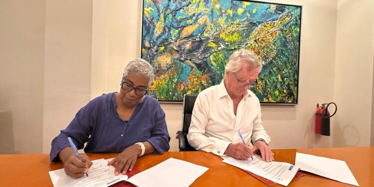 SigningSHATASTIVASURFriendofStivasur26112025 002 STIVASUR en SHATA bundelen hun krachten om verantwoord alcoholgebruik in de Surinaamse hospitalitysector te stimuleren. Met trainingen en bewustwordingscampagnes zetten ze in op veiligheid, gastvrijheid en een positief imago voor toerisme - Lees meer en laat een reactie achter...