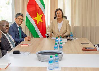 Surinaamse autoriteiten en ICAO bespreken toekomst nationale luchtvaartsector 1 Suriname werkt samen met ICAO aan een veiligere en duurzamere luchtvaartsector. Ontdek hoe dit de economie en toekomst van het land versterkt. Lees meer in