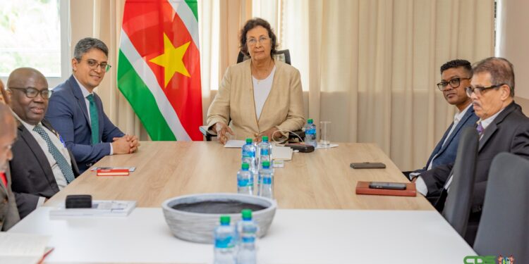 Suriname wil met steun ICAO luchtvaartsector versterken 1 Surinaamse autoriteiten en ICAO bespreken toekomst nationale luchtvaartsector 1 Suriname werkt samen met ICAO aan een veiligere en duurzamere luchtvaartsector. Ontdek hoe dit de economie en toekomst van het land versterkt. Lees meer in