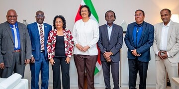 Werkgroep moet richting geven aan grondenrechten en decentralisatie 2 Een nieuwe werkgroep adviseert president Simons over grondenrechten en decentralisatie, met speciale aandacht voor inheemse gemeenschappen. Lees verder voor meer details.