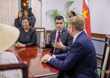 WhatsApp Image 2025 12 01 at 14.17.05 1536x1024 1 Tijdens de buitengewone openbare vergadering van De Nationale Assemblée (DNA) op maandag 1 december 2025 heeft parlementsvoorzitter Michael Adhin in zijn openingsrede de nadruk gelegd op gelijkwaardigheid, wederzijds respect en duurzame samenwerking als basis voor de relatie tussen Suriname en Nederland.