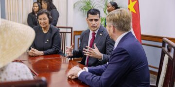 WhatsApp Image 2025 12 01 at 14.17.05 1536x1024 1 Tijdens de buitengewone openbare vergadering van De Nationale Assemblée (DNA) op maandag 1 december 2025 heeft parlementsvoorzitter Michael Adhin in zijn openingsrede de nadruk gelegd op gelijkwaardigheid, wederzijds respect en duurzame samenwerking als basis voor de relatie tussen Suriname en Nederland.