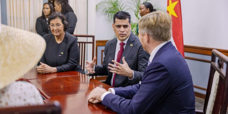 Adhin zet in op gelijkwaardigheid en duurzame samenwerking met Nederland 1 WhatsApp Image 2025 12 01 at 14.17.05 1536x1024 1 Tijdens de buitengewone openbare vergadering van De Nationale Assemblée (DNA) op maandag 1 december 2025 heeft parlementsvoorzitter Michael Adhin in zijn openingsrede de nadruk gelegd op gelijkwaardigheid, wederzijds respect en duurzame samenwerking als basis voor de relatie tussen Suriname en Nederland.