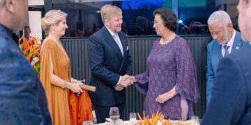 WhatsApp Image 2025 12 02 at 06.10.31 1 1536x1024 1 Koning Willem-Alexander heeft maandagavond tijdens het staatsbanket in het kader van het staatsbezoek aan Suriname zijn waardering uitgesproken voor de Surinaamse samenleving en weerbaarheid. In zijn toespraak bedankte hij president Jennifer Geerlings-Simons voor de gastvrijheid en benadrukte hij dat het bezoek voor hem persoonlijk betekenisvol is, mede door de band die zijn familie al decennialang met Suriname heeft.