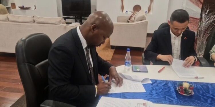 WhatsApp Image 2025 12 02 at 18.31.04 a5618f4c Suriname en China versterken de drinkwatervoorziening in afgelegen dorpen met geavanceerde zuiveringssystemen. Deze donatieprojecten bieden hoop op schoon en veilig water in Boven-Suriname, Marowijne en Brokopondo .... lees meer en laat een reaktie achter.