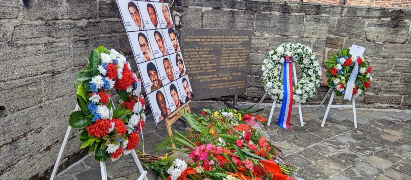 WhatsApp Image 2025 12 09 at 9.17.26 AM Nabestaanden herdachten de slachtoffers van 8 december 1982 met een bloemenhulde. Laten we samen herinneren en streven naar gerechtigheid. Lees meer in het artikel.