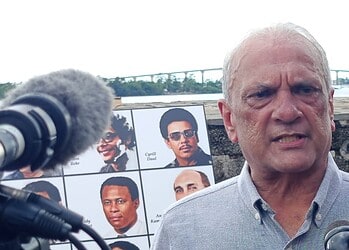 WhatsApp Image 2025 12 09 at 9.17.28 AM 1 Nabestaanden herdachten de slachtoffers van 8 december 1982 met een bloemenhulde. Laten we samen herinneren en streven naar gerechtigheid. Lees meer in het artikel.