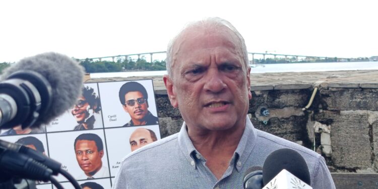 Oemrawsingh: “We moeten het ons blijven herinneren en niet vergeten” 1 WhatsApp Image 2025 12 09 at 9.17.28 AM 1 Nabestaanden herdachten de slachtoffers van 8 december 1982 met een bloemenhulde. Laten we samen herinneren en streven naar gerechtigheid. Lees meer in het artikel.