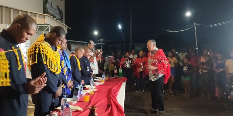 Vijf verdachten Pikin Saron-zaak warm onthaald na voorlopige vrijlating:“Mi fri, mi breiti! Mi breiti, mi kan firi en sjie doro" 1 WhatsApp Image 2025 12 09 at 9.40.00 PM Vijf Inheemse mannen zijn na maanden vrijgelaten en warm onthaald met muziek en vuurwerk. Lees hoe deze stap de strijd om grondenrechten beïnvloedt. Ontdek het