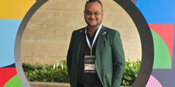 WhatsApp Image 2025 12 10 at 1.21.11 AM e1765368712322 Vandaag staan basisrechten centraal: veiligheid, onderwijs en gelijke kansen voor iedereen in Suriname. Ontdek hoe Hakiem Lalmahomed zich hiervoor inzet en lees verder.