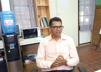 Onderhandelingen Vakvereniging Wetenschappelijk Personeel vastgelopen: Meer dan 4000 studenten volgen geen onderwijs 2 WhatsApp Image 2025 12 10 at 1.49.46 AM Meer dan 4.000 studenten van AdeKUS volgen geen onderwijs door vastgelopen onderhandelingen over arbeidsvoorwaarden. Lees hoe dit opgelost kan worden en blijf op de hoogte.