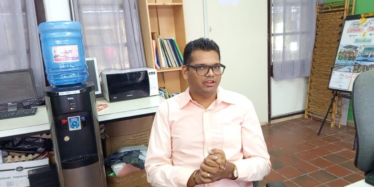 WhatsApp Image 2025 12 10 at 1.49.46 AM Meer dan 4.000 studenten van AdeKUS volgen geen onderwijs door vastgelopen onderhandelingen over arbeidsvoorwaarden. Lees hoe dit opgelost kan worden en blijf op de hoogte.