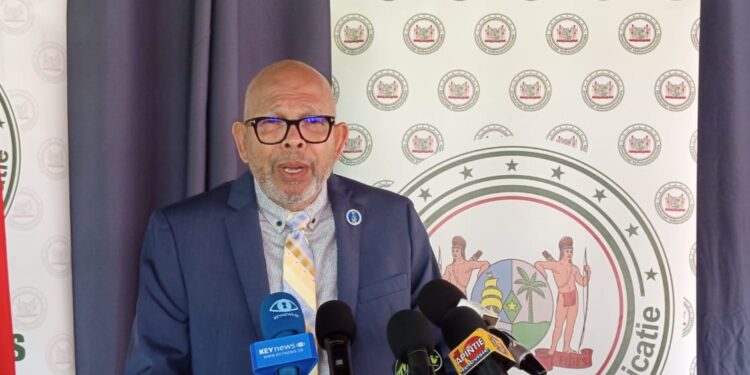 Onderwijsminister Currie trof wanorde, achterstanden en ontbrekende leiderschap aan met quickscan 1 Minister van Onderwijs, Cultuur en Wetenschappen, Dirk Currie