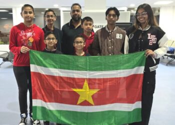 WhatsApp Image 2025 12 13 at 6.06.08 PM Acht Surinaamse jeugdschaakspelers reizen naar Puerto Rico voor een belangrijk toernooi vol kansen en ervaring. Ontdek meer over hun avontuur en wensen ze succes!