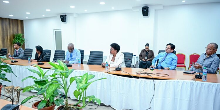 Airport-stakeholdersmeeting moet luchtvaart op JAP beter stroomlijnen 1 WhatsApp Image 2025 12 15 at 18.10.13 1536x992 1 Stakeholders op JAP werken samen aan betere luchtvaart met verbeterde weersinformatie, meer personeel en een groot investeringsproject. Lees verder voor alle details!