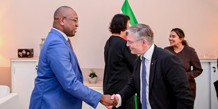 Finland wil expertise delen met Suriname: gesprekken bij president Simons over onderwijs, energie en economie 1 WhatsApp Image 2025 12 15 at 20.25.50 1 Suriname en Finland versterken hun samenwerking op onderwijs, energie en bosbeheer. Ontdek hoe deze uitwisseling kansen biedt voor beide landen. Lees verder voor meer details.