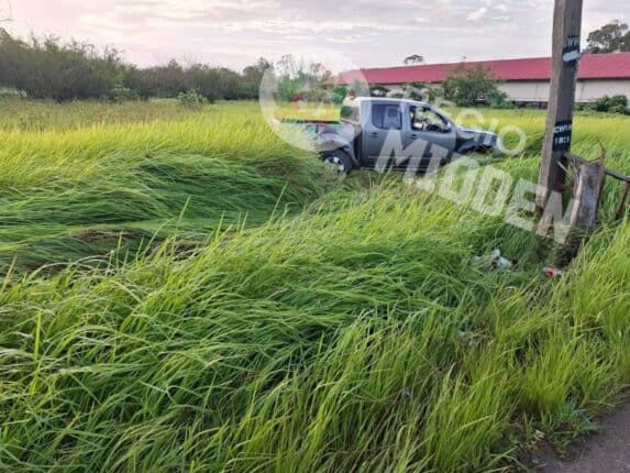 WhatsApp Image 2025 12 16 at 3.42.34 PM Een dronken bestuurder zonder rijbewijs botste op een elektriciteitsmast in Wanica. Veiligheid op de weg is belangrijk voor iedereen. Lees het volledige verhaal hier.