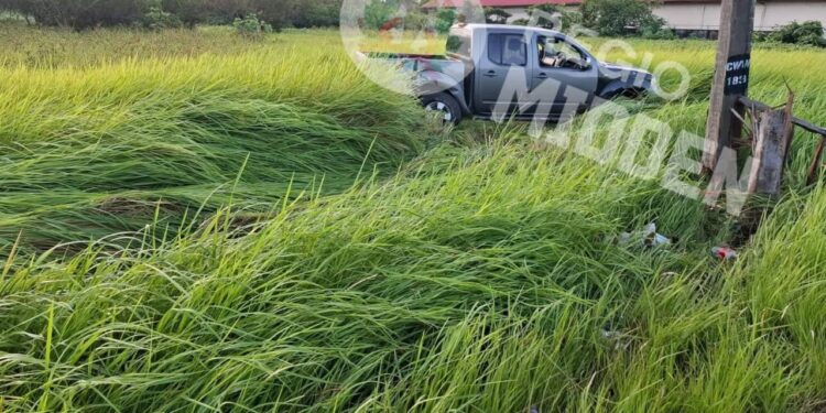 WhatsApp Image 2025 12 16 at 3.42.34 PM Een dronken bestuurder zonder rijbewijs botste op een elektriciteitsmast in Wanica. Veiligheid op de weg is belangrijk voor iedereen. Lees het volledige verhaal hier.
