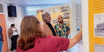 WhatsApp Image 2025 12 18 at 4.59.52 PM De expositie over vijftig jaar Srefidensi benadrukt het belang van het Nationaal Archief Suriname voor onze geschiedenis. Ontdek meer over deze bijzondere afsluiting in het