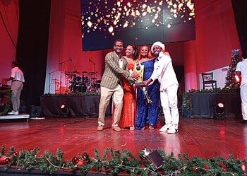 Jair en Jael Aarland houden hun eerste prijs in handen samen met vocalist, Charissa Vliese en arrangeur Rolinzo Huur