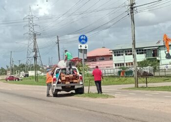 WhatsApp Image 2025 12 22 at 1.34.34 PM e1766430148789 De brug over de Parakreek is gesloten voor zwaar verkeer vanwege veiligheid. Pas je route aan en lees het volledige artikel voor meer informatie en