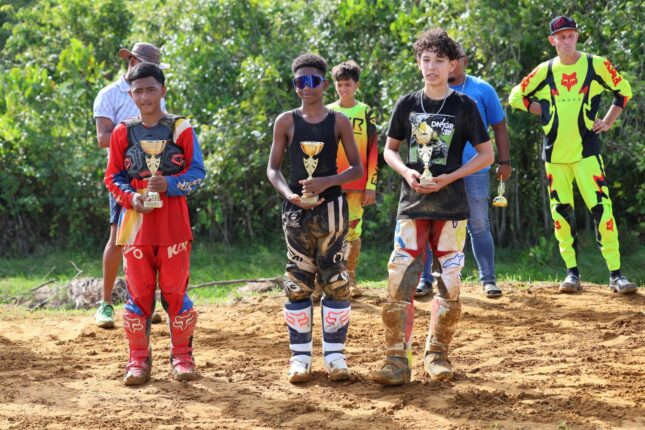 WhatsApp Image 2025 12 22 at 6.08.23 PM 1 Het motorcrossseizoen in Suriname eindigde met een internationaal spektakel vol spannende races en enthousiaste deelnemers. Ontdek alle hoogtepunten en uitslagen in ons artikel!