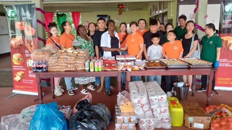 WhatsApp Image 2025 12 28 at 10.22.31 PM Suwang Foods steunt opnieuw sociale instellingen in Suriname met donaties en maaltijden. Ontdek hoe zij samen met partners een verschil maken in de gemeenschap. Lees