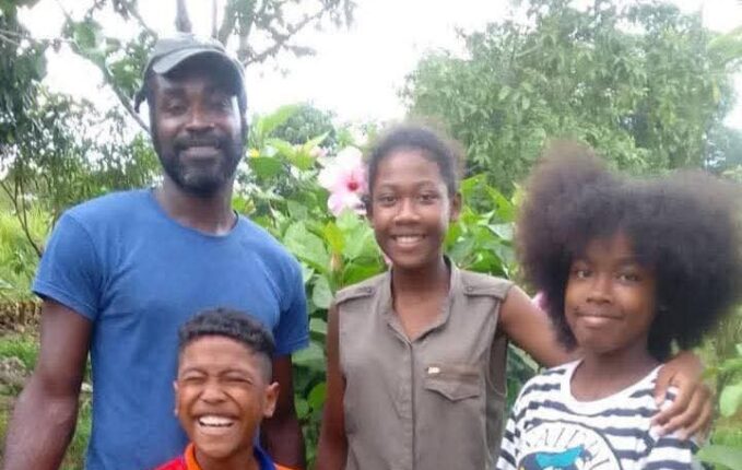 WhatsApp Image 2025 12 28 at 11.24.51 AM 1 e1767137741739 De dood van Dennis Aroma is bevestigd als zelfdoding, maar twijfels en onrust blijven. Ontdek meer over de situatie en reacties in ons uitgebreide artikel.