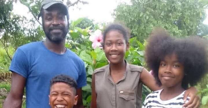 Dennis Aroma met enkele van zijn kinderen die ook zijn vermoord | Foto Facebook