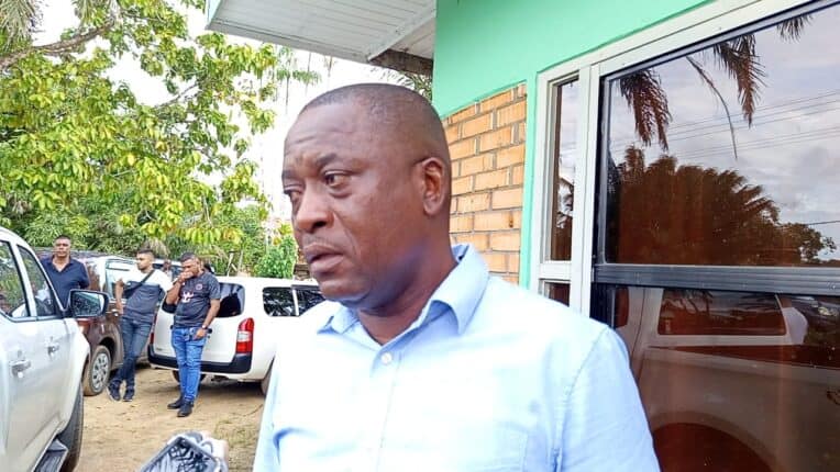 WhatsApp Image 2025 12 28 at 6.31.21 PM Korpschef Pinas wil met het Psychiatrisch Centrum duidelijke afspraken maken na het tragische bloedbad in Commewijne. Lees verder voor meer details en reacties.