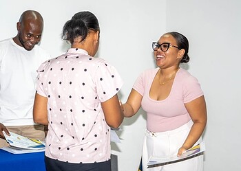 arthem 25 ondernemers uit kansarme buurten kregen een intensieve training om hun bedrijf duurzaam te versterken. Met aandacht voor financiële administratie en doelgroepbepaling draagt deze pilot bij aan de groei van de Surinaamse economie - Lees meer en laat een reactie achter...