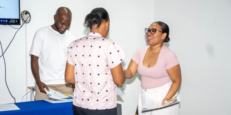 Ondernemers kansarme buurten krijgen training 1 arthem 25 ondernemers uit kansarme buurten kregen een intensieve training om hun bedrijf duurzaam te versterken. Met aandacht voor financiële administratie en doelgroepbepaling draagt deze pilot bij aan de groei van de Surinaamse economie - Lees meer en laat een reactie achter...