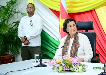 b531b475 558e 472b 9b66 81a3f8dbed67 President Jennifer Geerlings-Simons zegt zich niet druk te maken om negatieve berichtgeving in de Nederlandse media over de organisatie van het staatsbezoek van koning Willem-Alexander en koningin Máxima. “Nederland is nog niet klaar en is net begonnen”, zei zij woensdag tijdens een persconferentie.