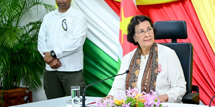 President Geerlings-Simons trekt zich weinig aan van negatieve Nederlandse pers 1 b531b475 558e 472b 9b66 81a3f8dbed67 President Jennifer Geerlings-Simons zegt zich niet druk te maken om negatieve berichtgeving in de Nederlandse media over de organisatie van het staatsbezoek van koning Willem-Alexander en koningin Máxima. “Nederland is nog niet klaar en is net begonnen”, zei zij woensdag tijdens een persconferentie.