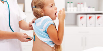 PAHO waarschuwt voor opleving kinkhoest en roept landen op vaccinatiegaten te dichten 5 childcough 750 Kinkhoest neemt toe in de Amerika’s door vaccinatieachterstanden. PAHO benadrukt het belang van volledige immunisatie, vooral voor jonge kinderen. Lees meer over de oproep en