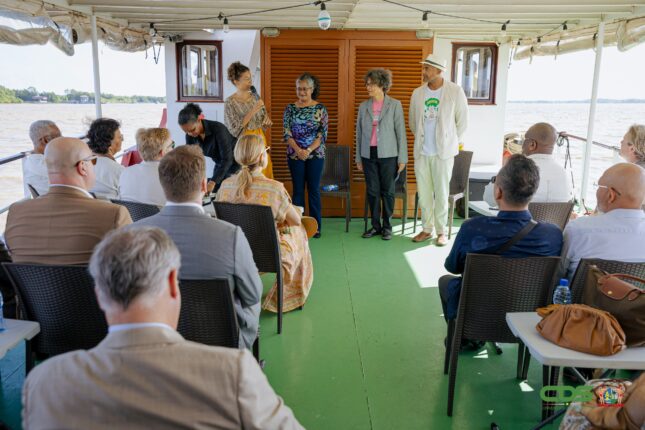 ef69355f 24f6 4f49 9f49 9f464ebf9521 Tijdens het staatsbezoek aan Suriname maakte koning Willem-Alexander een bijzondere rivierexcursie met aandacht voor natuurbehoud, waarbij mangrovebossen, biodiversiteit en duurzame bosbescherming centraal stonden. Een unieke blik op Surinames ecologische rijkdom - Lees meer en laat een reactie achter...