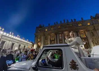 jubileeofyouthwelcomemass7072925 Paus Leo XIV roept op tot vrede, mededogen en zorg voor de armen in zijn kerstboodschap. Ontdek zijn inspirerende woorden en vier mee. Lees het