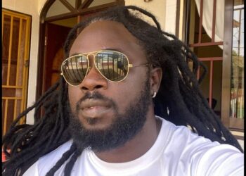 kadensi1 Arnold ‘Kadensi’ Boekoeroe zegt verontwaardigd te zijn over het besluit van president Jennifer Geerlings-Simons om zijn arbeidsovereenkomst op het kabinet van het staatshoofd te beëindigen. De artiest, die in 2024 tijdens de vorige regeerperiode als adviseur werd aangesteld om diensten te verlenen aan het presidentieel kabinet, werd na de verkiezingen met behoud van salaris thuis geplaatst. Inmiddels is zijn salaris stopgezet.