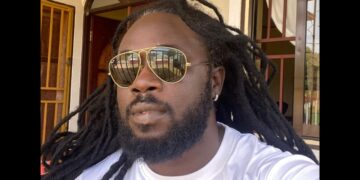 kadensi1 Arnold ‘Kadensi’ Boekoeroe zegt verontwaardigd te zijn over het besluit van president Jennifer Geerlings-Simons om zijn arbeidsovereenkomst op het kabinet van het staatshoofd te beëindigen. De artiest, die in 2024 tijdens de vorige regeerperiode als adviseur werd aangesteld om diensten te verlenen aan het presidentieel kabinet, werd na de verkiezingen met behoud van salaris thuis geplaatst. Inmiddels is zijn salaris stopgezet.