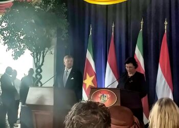 keynews enhanced full In zijn toespraak benadrukte de koning dat het voor beide landen essentieel is om het gezamenlijke verleden onder ogen te zien. Daarbij noemde hij de slavernij en de impact ervan op nazaten van tot slaaf gemaakten en inheemse gemeenschappen. “Tijdens ons bezoek gaan we de geschiedenis niet uit de weg, ook niet de pijnlijke elementen erin, zoals de slavernij. We gaan graag in gesprek met nazaten voor wie dit een diepe betekenis heeft,” zei hij.