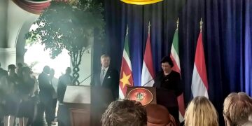 keynews enhanced full In zijn toespraak benadrukte de koning dat het voor beide landen essentieel is om het gezamenlijke verleden onder ogen te zien. Daarbij noemde hij de slavernij en de impact ervan op nazaten van tot slaaf gemaakten en inheemse gemeenschappen. “Tijdens ons bezoek gaan we de geschiedenis niet uit de weg, ook niet de pijnlijke elementen erin, zoals de slavernij. We gaan graag in gesprek met nazaten voor wie dit een diepe betekenis heeft,” zei hij.