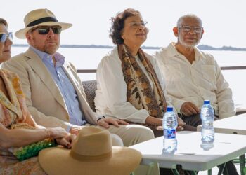 Rivierexcursie met focus op natuurbehoud verrijkt koninklijk staatsbezoek 5 koningspaar en presidentieel koppel Tijdens het staatsbezoek aan Suriname maakte koning Willem-Alexander een bijzondere rivierexcursie met aandacht voor natuurbehoud, waarbij mangrovebossen, biodiversiteit en duurzame bosbescherming centraal stonden. Een unieke blik op Surinames ecologische rijkdom - Lees meer en laat een reactie achter...