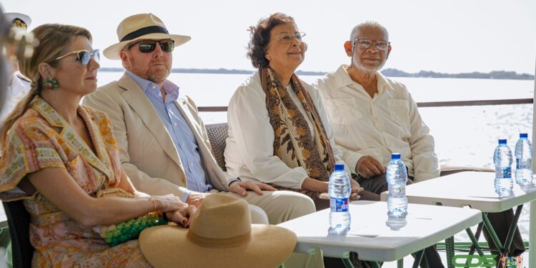 Rivierexcursie met focus op natuurbehoud verrijkt koninklijk staatsbezoek 1 koningspaar en presidentieel koppel Tijdens het staatsbezoek aan Suriname maakte koning Willem-Alexander een bijzondere rivierexcursie met aandacht voor natuurbehoud, waarbij mangrovebossen, biodiversiteit en duurzame bosbescherming centraal stonden. Een unieke blik op Surinames ecologische rijkdom - Lees meer en laat een reactie achter...