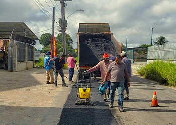ow weg asfalt Minister Tsang werkt hard aan het inhalen van achterstallig onderhoud en ziet hoopvolle resultaten. Ontdek hoe dit jouw leefomgeving verbetert in het volledige artikel.