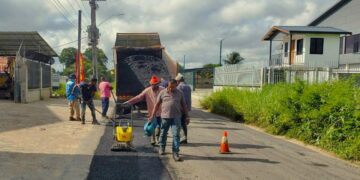 ow weg asfalt Minister Tsang werkt hard aan het inhalen van achterstallig onderhoud en ziet hoopvolle resultaten. Ontdek hoe dit jouw leefomgeving verbetert in het volledige artikel.